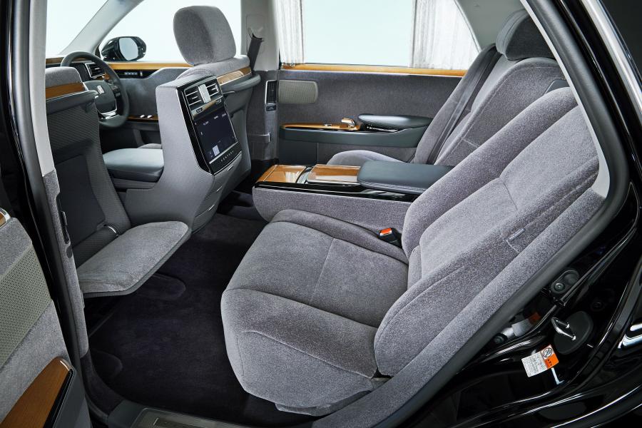 Интерьер Toyota Century 2018 года  (фото 9 из 24)